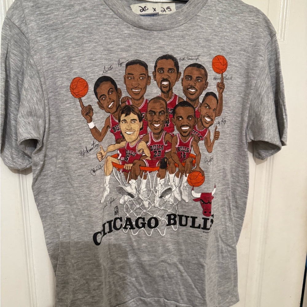 Gray Chicago Bulls cartoon tee